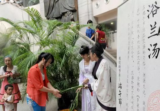 女性生理期来大姨妈,可以去扫墓进寺庙吗? 图片6 女性生理期来大姨妈,可以去扫墓进寺庙吗? 图片5