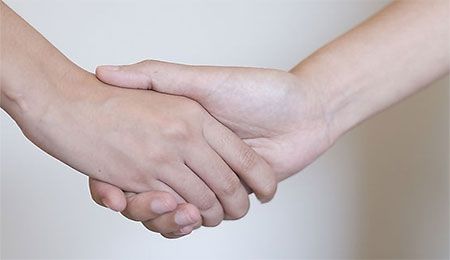你的握手方式暴露了你的内在和性格 图片8 你的握手方式暴露了你的内在和性格 图片7