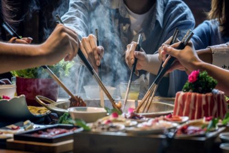 梦见别人请自己吃饭是什么意思 它是一种好运的征兆吗 图片1