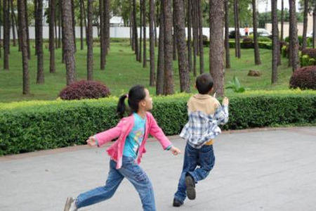 梦见被小孩追着跑的是什么意思 它是一种吉兆吗 图片3