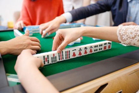 梦见打牌是什么意思 它是好运的征兆吗 图片5