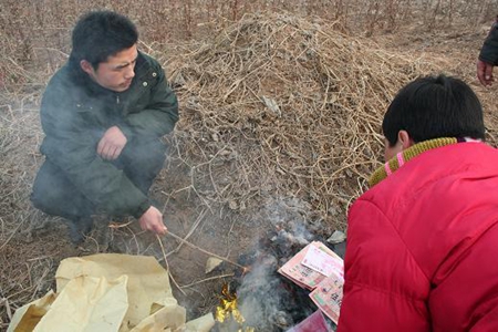 梦见烧纸是什么意思 它是好运的征兆吗 图片3