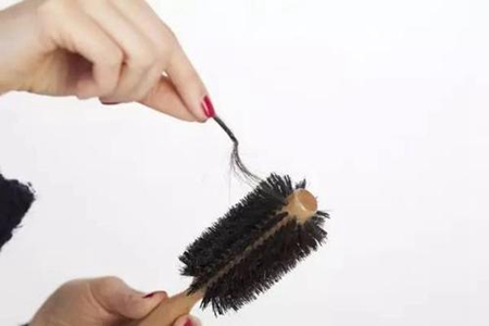 梦见自己掉头发是什么意思 它是好运的预兆吗 图片4 梦见自己掉头发是什么意思 它是好运的预兆吗 图片3