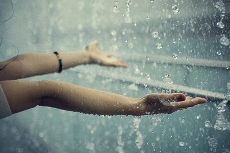 梦见淋雨是什么意思 它是好运的预兆吗 图片4 梦见淋雨是什么意思 它是好运的预兆吗 图片3