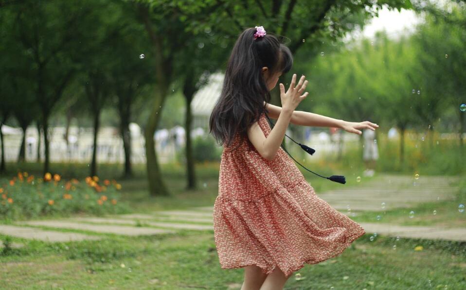 起名必读：下雨天生的孩子怎样起名？一个女婴的起名案例 图片1
