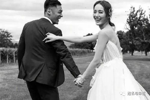 她改名字后，从“月事妹”变成了余文乐的太太 图片1