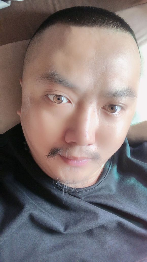 两个兄弟的面相与不同命运 图片1