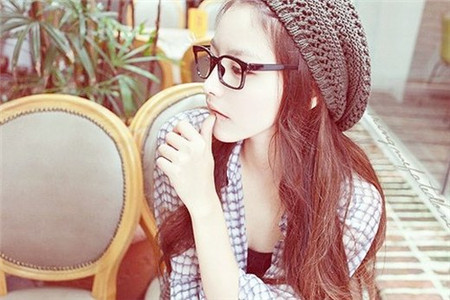 出门前总要仔细打扮一番的生肖女 图片1