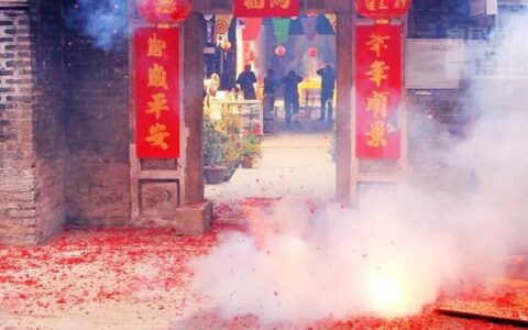 大年初四迎灶神爷，都有哪些习俗