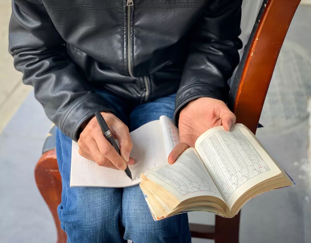 每一个算命大师，上辈子都是折翼的演员 图片9