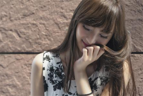 在男朋友面前小鸟依人的生肖女 图片3