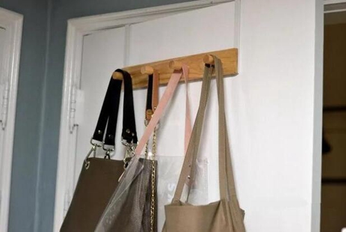 门上挂衣服是否影响风水？赶快拿掉！ 图片3